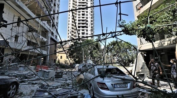 سيارة وسط الأنقاض في أحد شوارع بيروت بعد الانفجار (إ ب أ)