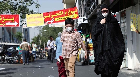إيرانية مع طفل في أحد شوارع طهران (أرشيف)