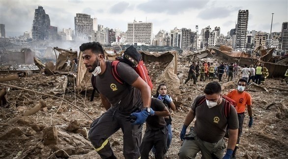 لبنانيون يبحثون عن ناجين محتملين وسط الأنقاض في بيروت بعد الانفجار (أرشيف)