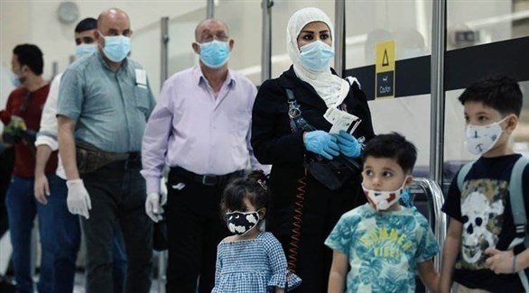 مواطنون عراقيون يرتدون كمامات طبية خوفاً من كورونا (أرشيف)