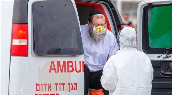 إسرائيلي  في سيارة إسعاف بتل أبيب يتحدث مع مسعف (ارشيف)