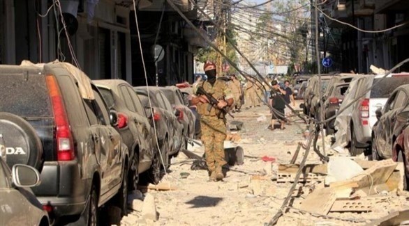 جندي لبناني وسط الركام بعد انفجار بيروت (رويترز)