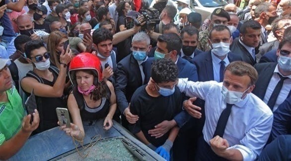الرئيس الفرنسي إيمانويل ماكرون بين اللبنانيين في بيروت (تويتر)