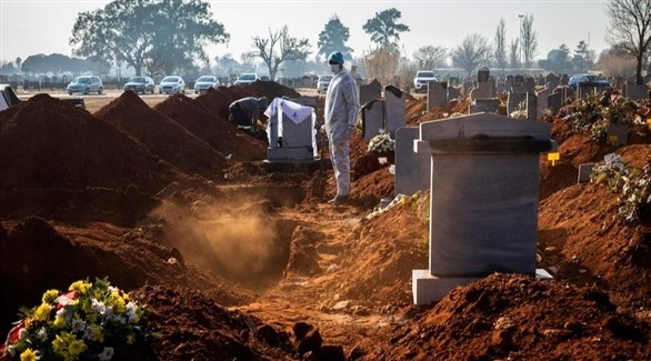 عمال بقطاع الصحة يدفنون متوفى بكورونا في مقبرة بجنوب إفريقيا (إ ب أ)