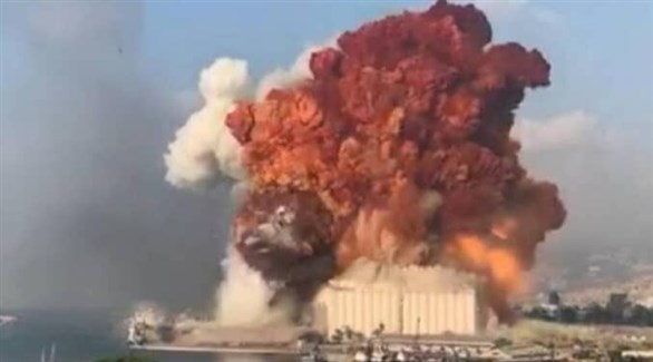 سحابة دخانية ضخمة ناجمة عن انفجار نترات الأمونيوم بمرفأ بيروت (أرشيف)