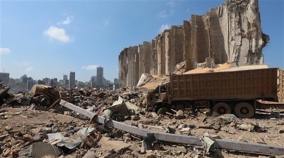 آليات مدمرة وسط ركام مرفأ بيروت (رويترز)