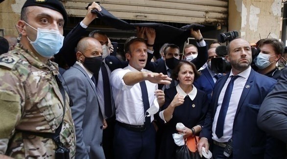 الرئيس الفرنسي أثناء جولته في شوارع بيروت (أرشيف)