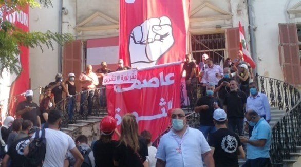 متظاهرون لبنانيون في مقر وزارة الخارجية (تويتر)