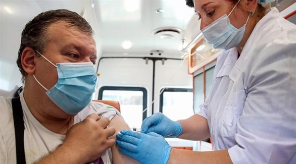 ممرضة تحقن متطوع بلقاح سبوتنيك في الروسي (دويتش فيلا)