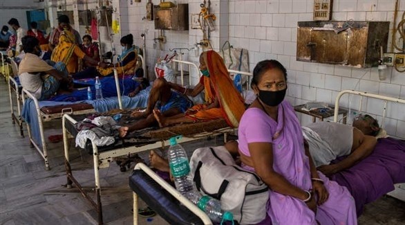 مصابون بكورونا وزوار في مستشفى هندي (رويترز)
