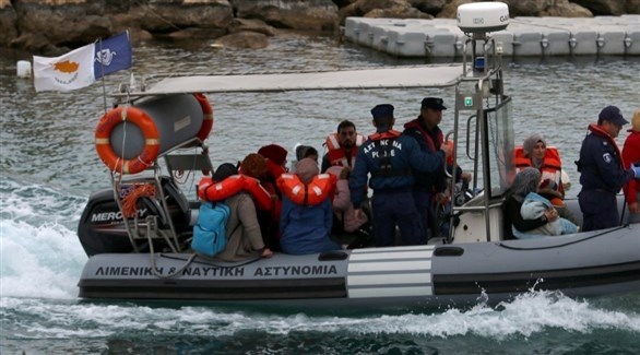 زورق لخفر السواحل القبرصي ينقل مهاجرين إلى اليابسة (أرشيف)