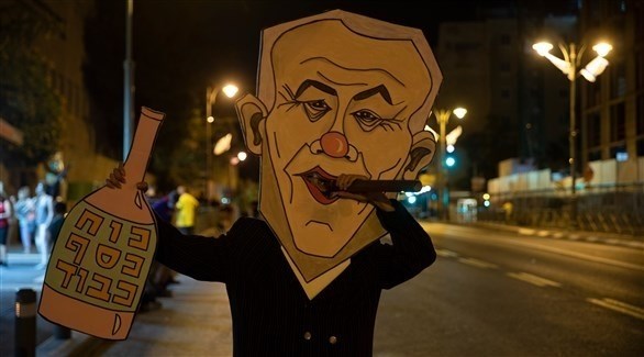 متظاهر ضد نتانياهو في القدس (اي بي ايه)