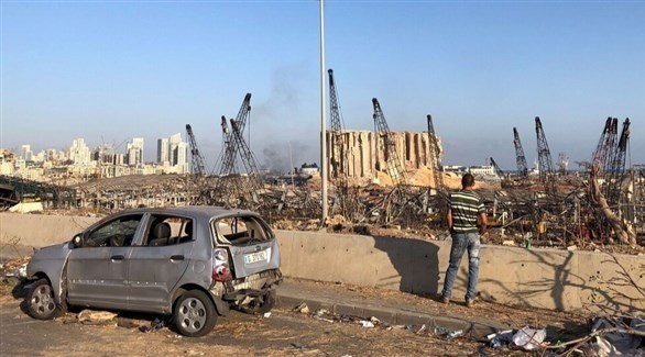 لبناني ينظر إلى الأضرار التي خلفها انفجار مرفأ بيروت (أرشيف)