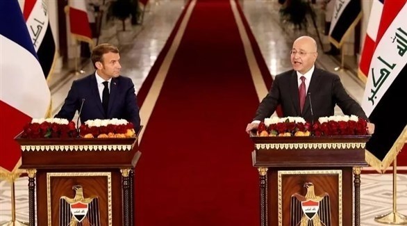 الرئيسان العراقي برهم صالح والفرنسي إيمانويل ماكرون اليوم في بغداد (أ ف ب)