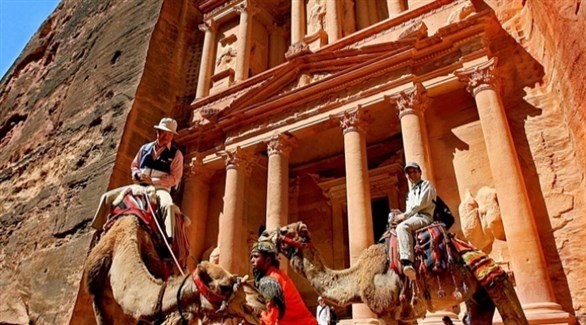 سياح في البترا الأثرية الأردنية (أرشيف)