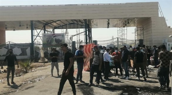 محتجون عراقيون أمام بوابة شركة نفط ذي قار (تويتر)