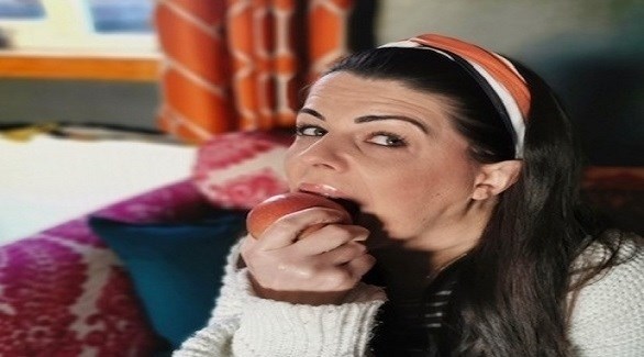 جوانا مونتيغيمري تقضم تفاحة للمرة الأولى منذ سنوات (ميترو)