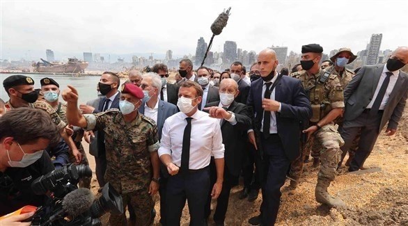 الرئيس الفرنسي إيمانويل ماكرون في مرفأ بيروت بعد الانفجار (أرشيف)