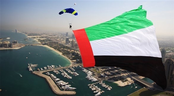 العلم الإماراتي مرفوعاً في سماء الدولة 