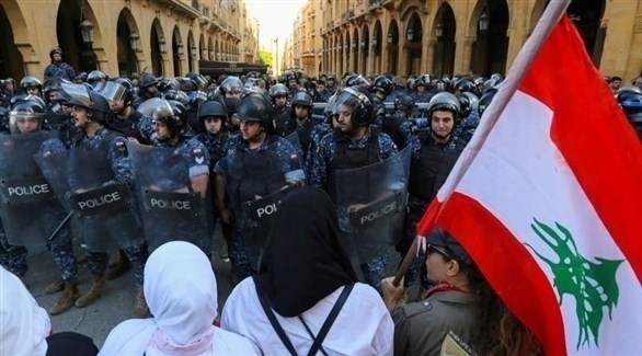 مجموعة من القوات الأمنية تمنع المتظاهرين من الدخول إلى وسط بيروت (أرشيف)