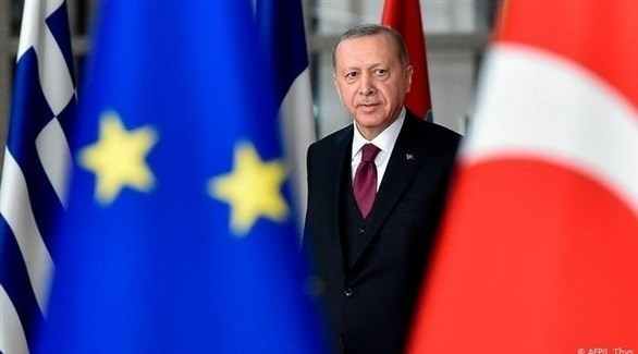 أردوغان متوسطاً العلم التركي والاتحاد الأوروبي (أرشيف / أ ف ب)