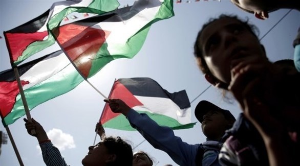 أطفال يرفعون العلم الفلسطيني (أرشيف)