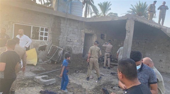 عناصر من الأمن العراقي في البيت الذي طاله الهجوم الصاروخي اليوم في بغداد (تويتر)