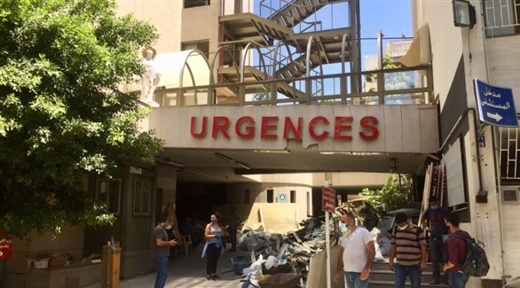 لبنانيون أمام مستشفى سان جوروج في الأشرفية (أرشيف)