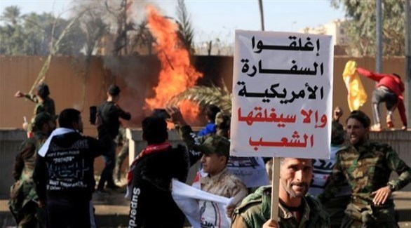 متظاهرون من الميليشيات الموالية لإيران أمام السفارة الأمريكية في بغداد (أرشيف)