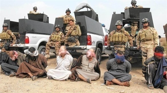 عناصر من الأمن العراقي مع معتقلين من داعش (أرشيف)