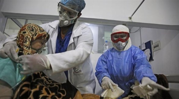 أطباء يرعون مريضة بالفيروس في اليمن (أرشيف)