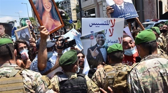 أهالي ضحايا انفجار بيروت يرفعون صورهم في اعتصامهم اليوم (الجمهورية)