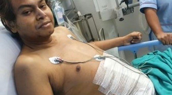 المريض أرناب موخيرجي بعد العملية الجراحية (ميرور)