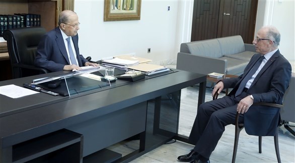 الرئيس اللبناني ميشال عون ووزير الدفاع موريس سليم (وكالة الأنباء اللبنانية)