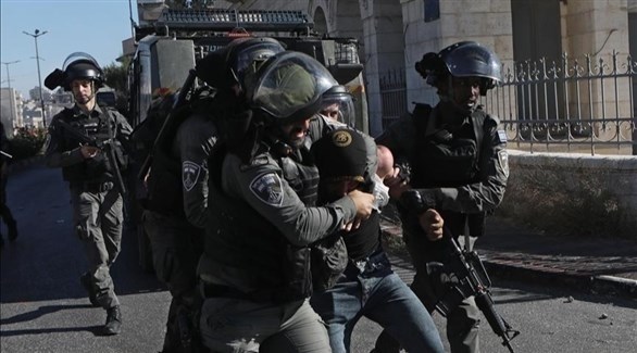 مجندون إسرائيليون يعتقلون فلسطينياً في الضفة الغربية (أرشيف)