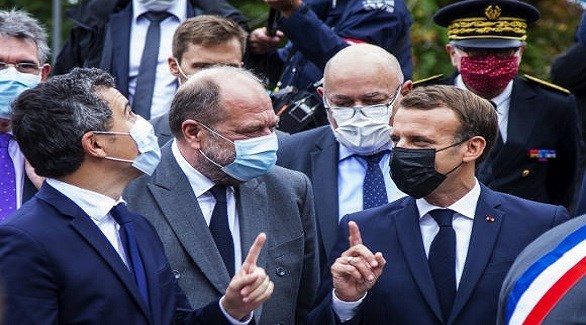 وزير العدل الفرنسي إريك دوبون موريتي بين الرئيس إيمانويل ماكرون ووزير الداخلية جيرالد دارمنان (أرشيف)