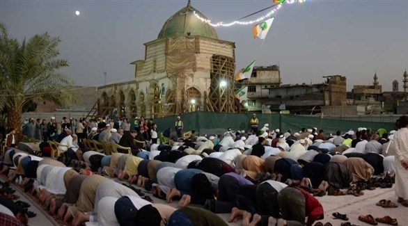 عراقيون يصلون في مسجد النوري بالموصل أمس الأحد (أ ف ب) 