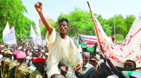 سودانيون في الخرطوم يتظاهرون ضد الحكومة (أ ف ب)