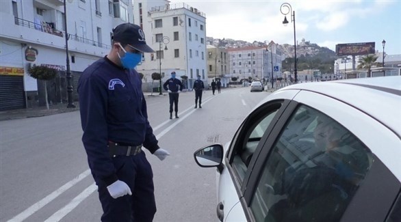 شرطي جزائري خلال متابعة تطبيق إجراءات الإغلاق المتعلقة بكورونا (أرشيف)