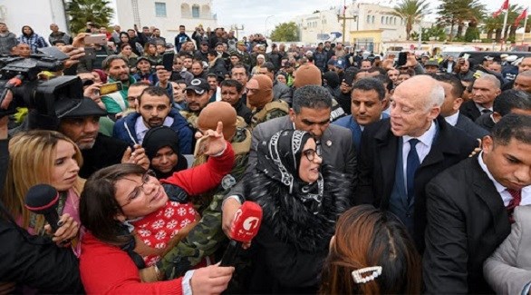 الرئيس التونسي قيس سعيّد وسط أنصاره (أرشيف)