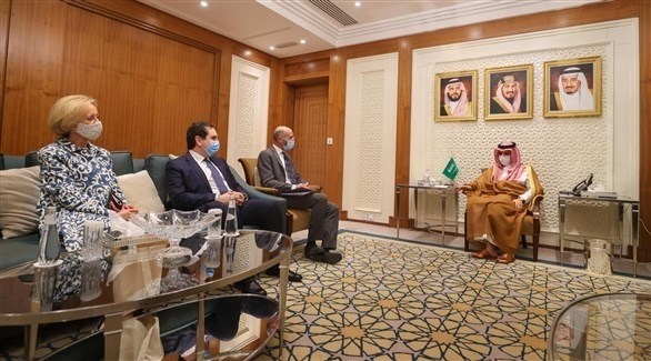 وزير الخارجية السعودي الأمير فيصل بن فرحان والمبعوث الأمريكي روبرت مالي (واس)