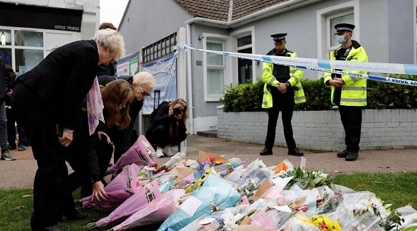 سيدات يضعن زهوراً أمام الكنيسة التي قتل فيها النائب البريطاني (أرشيف)