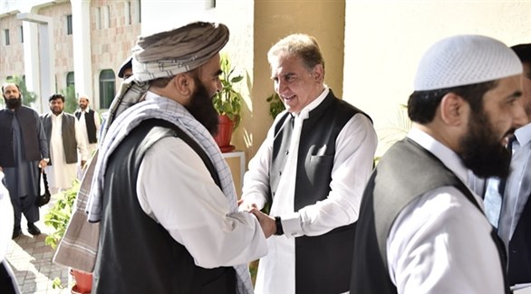 وزير الخارجية الباكستاني شاه محمود قريشي والقائم بأعمال رئيس وزراء طالبان محمد حسن أخوند (أرشيف)