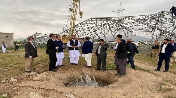 مسؤولون أفغان في موقع انهيار برج كهرباء (أرشيف)
