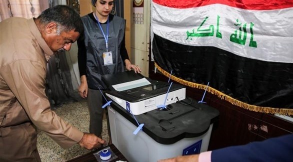 عراقي يدلي يغمس إصبعاً في الحبر بعد التصويت في الانتخابات البرلمانية (أرشيف)