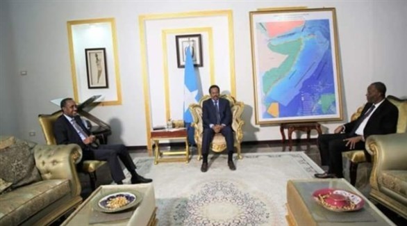 الرئيس الصومالي محمد عبدالله ورئيس الوزراء محمد حسين روبلي (وكالة الأنباء الصومالية)