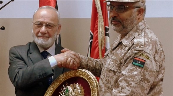 مؤسس صادات عدنان تانريفردي مع عسكري ليبي من قوات حكومة الوفاق السابقة (أرشيف)