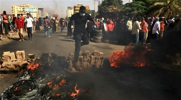 سودانيون يغلقون طرقاً رئيسية في الخرطوم (تويتر)