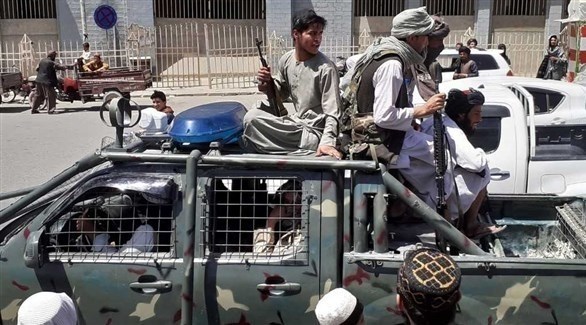 مسلحون من طالبان يسيرون دورية أمنية في كابول (أ ف ب)