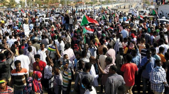 سودانيون يتظاهرون في الخرطوم (أرشيف)